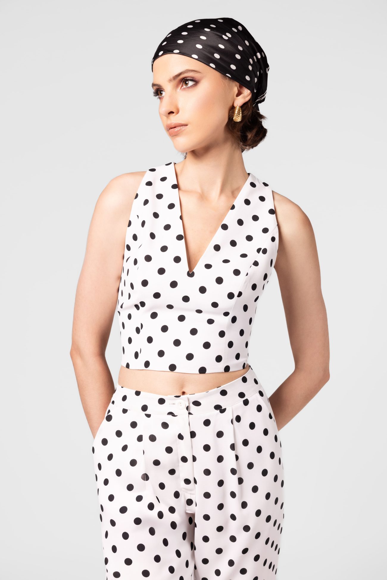 Linen Polka Dot Cropped Capri Pants - Image 4